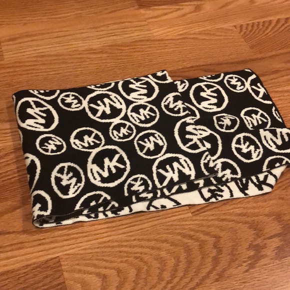 Scarf - Picture 3 of 4